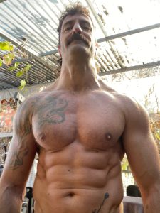 סמואל פלקון ב-2026: אל תחפש מוטיבציה – תבנה שגרה